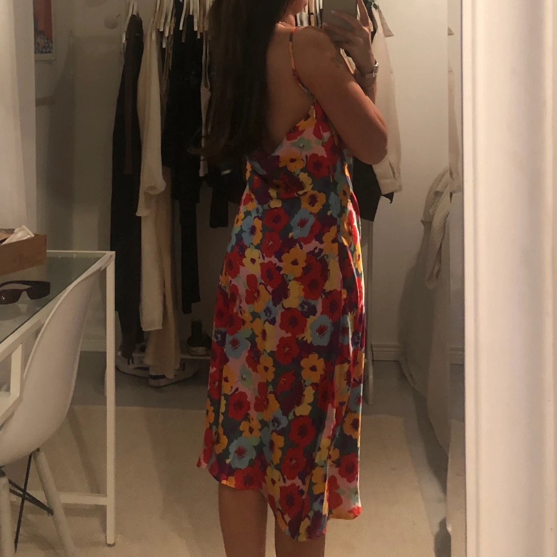 Blommig klänning i satin - 91