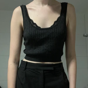 Grå stickad crop top  -  stickad grå crop topp från hm🫶