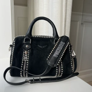 Zadig voltiare small sunny bag - Säljer den a ascoola och populära Zadig väskan! Den är äkta (har äktighetsbevis) och är i princip i nyskick utöver små färg-förändrade fläckar (se sista bilden). Den har en ficka för extra förvaring på insidan! POSTAR/SÄLJER ENDAST!!