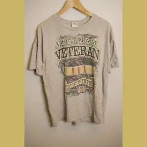 Vintage Vietnam veteran t shirt. Gildan t shirt med coolt tryck.