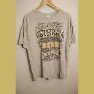 Vintage tee - Vintage Vietnam veteran t shirt. Gildan t shirt med coolt tryck.