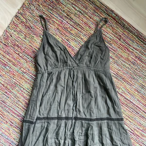 Lång klänning - Jättefin lång grön klänning! Säljer pga inte min stil längre. Bra skick och inga synliga defekter. Storlek S