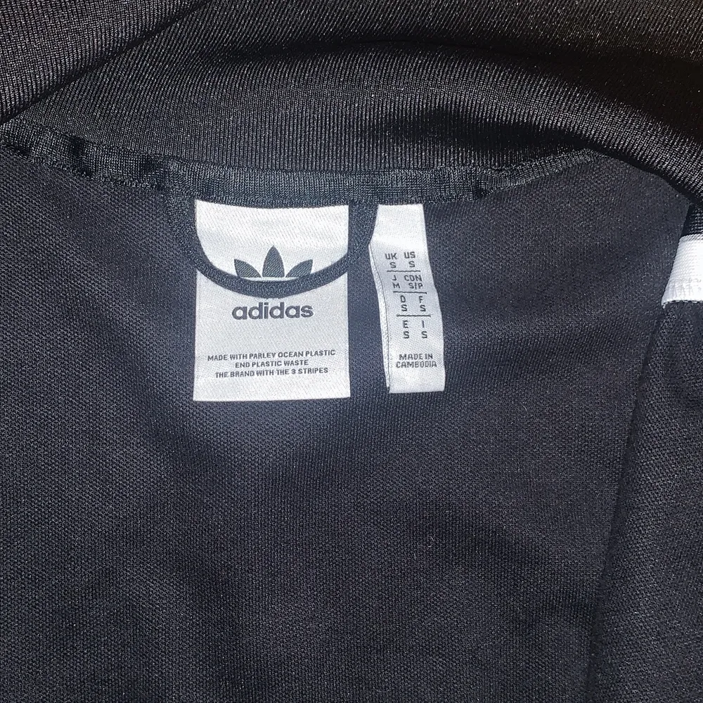 Jätte fin Adidas originals zip-up. Knappt använd, säljer den då den är lite för liten.. Tröjor & Koftor.