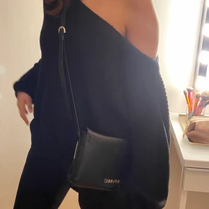 Svart väska - Svart väska ifrån Calvin Klein som är rymlig. Säljer för 149kr! 