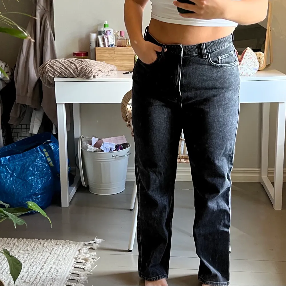Supersnygga gråa jeans från weekday i storlek 32/30, i modellen ”rowe” ❤️‍🔥 Obs: använd inte ”köp direkt” utan skriv till mig🤝. Jeans & Byxor.