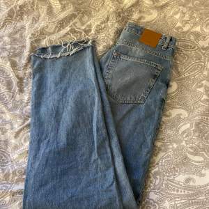 Säljer mina blåa jeans från bikbok i storlek 28💗 köpta för 599
