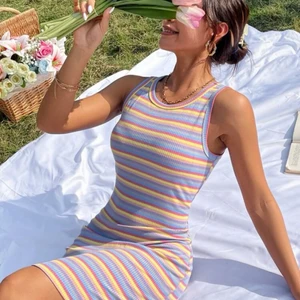 Klänning  - En söt och skön klänning! Använd max en gång! Strl L men passar en M!