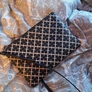Malene birger kuvertväska  - Jättw fin malene birger kuvertväska, anvönt fåtal gånger så riktigt fint skick! Nypris runt 700kr Går att ta av bandet 🌼🌼