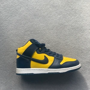 Nike dunk high michigan - Storlek 42. Kommer med orginalbox och kvitto. Helt okej skick. helt rena men lite creasade.