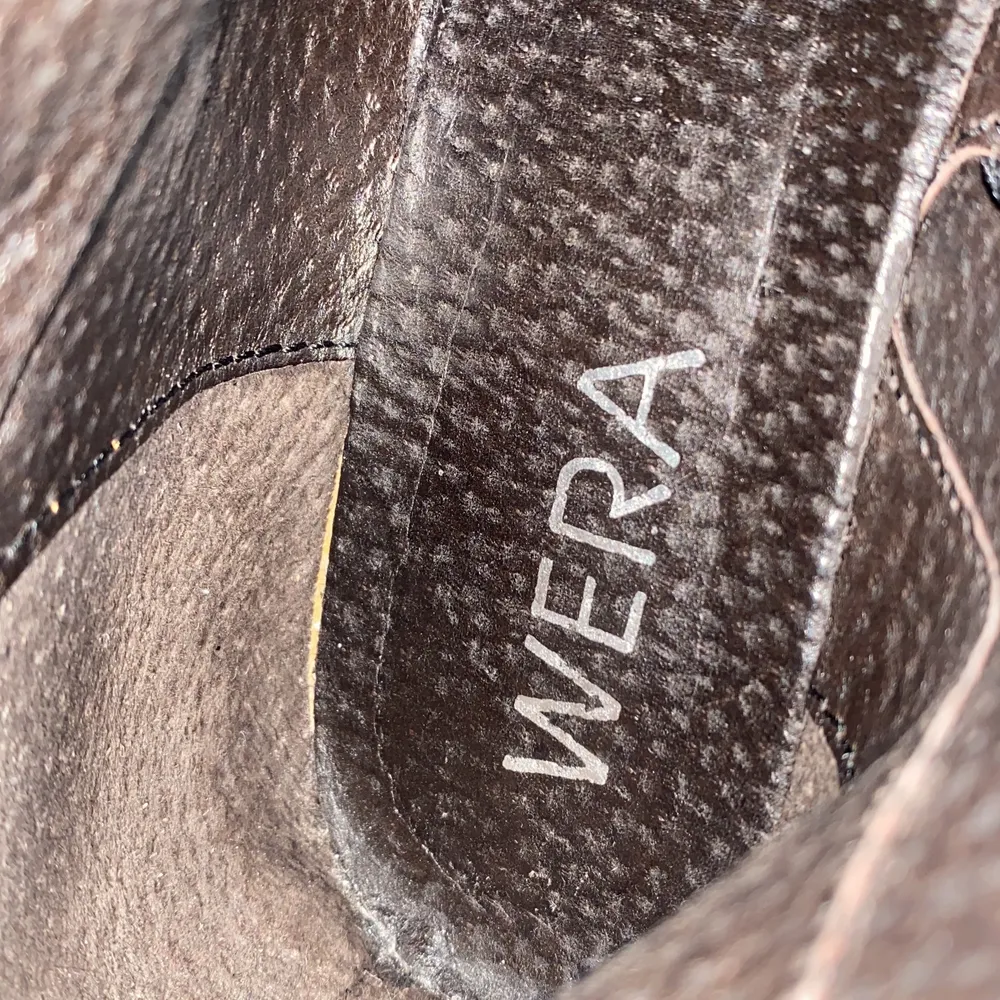 Säljer mina jätte fina stövlar från Wera i äkta läder, dem är i jätte bra skick och nöstan helt nya och bara använda ett få tal gånger. Jag tror skornas original pris var runt 2000. Skriv till mig iallafall ni har några frågor eller är intresserade!🫶🏽. Skor.