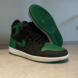 Jordan 1 Pine Green Black - Säljer nu mina ”Jordan 1 Pine Green Black” för 1000kr. Skorna är i bra skick 8/10 då de bara är använda ett par gånger i fjol. Svagt urskiljbar crease och smutsiga yttersulor annars utan vidare defekter. För fler bilder och frågor kom PM!