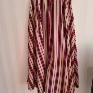 Day Birger et Mikkelsen kjol randig strl 38 - Lång kjol från Day Birger et Mikkelsen. Strl 38. Fickor i sidorna. Knappar i midjan. Tvättad men aldrig använd. Midja: ca 36,5 cm × 2. Längd: ca 106,5 cm.