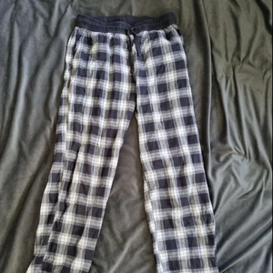 Pyjamasbyxor  - Säljer mina pyjamasbyxor, köpt på kapphal för 250kr. Har använt dom 7-8 gånger. Mycket bra skick. Och stryker dom innan jag postar💗