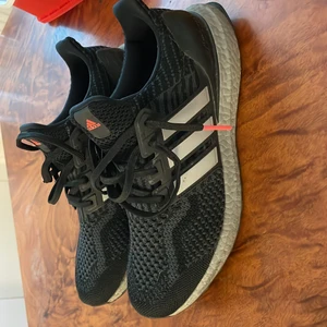 Adidas ultraboost - HELT NYA! Nypris 2000kr, pris kan diskuteras Säljer då jag har andra som jag gillar mer  