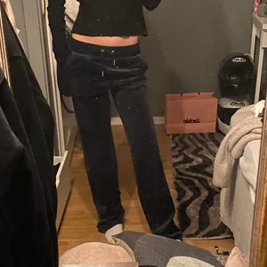 Juicy couture byxor - Hej! Nu säljer jag mina super sköna och fina juicy byxor pga att dem ej kommer till andvändning. Jätte fint skick nästan som nytt, bara andvända fåtal gånger. Har även en kofta till i samma färg.