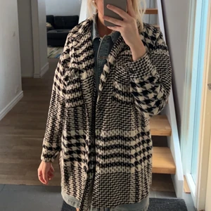 Säljer min fina höstkappa!  - Säljer min fina höstkappa i storlek S/M, men passarXS också beroende hur man vill att den skall sitta! ❤️ Säljer för 250 + frakt! Hör av dig vid intresse! 