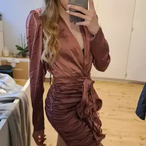 Fashion Nova klänning 💞 Storlek XS  Aldrig använt  Köpt för 549, säljer för 300 😍 