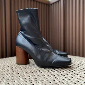 Ett par högklackade boots (8cm klack) från Twist & Tango, köpta 2019. Endast använda 3 gånger. Gjorda i kalvskinn (väldigt mjukt läder) och har en klack i trä. Köpta för 1899 kr.