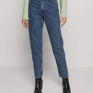 Blåa jeans från weekday i modellen lash. Knappt använda. Storleken är W27 L28. Köparen står för frakten💗