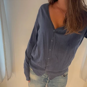 Blå kofta  - Superfin och oerhört skön tröja i marinblå färg med knäppning, långa ärmar vilket jag älskar! Säljer då den är för stor för mig men också då den helt enkelt inte kommer till användning! Jag möts gärna upp annars står köparen för frakten🥰🥰