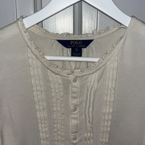Ralph lauren - Säljer denna så söta Ralph lauren långärmade tröja jätte fin nu till hösten med en kjol eller ett par jeans till, tröjan är i barnstolen XL vilket motsvarar en Xs!💕