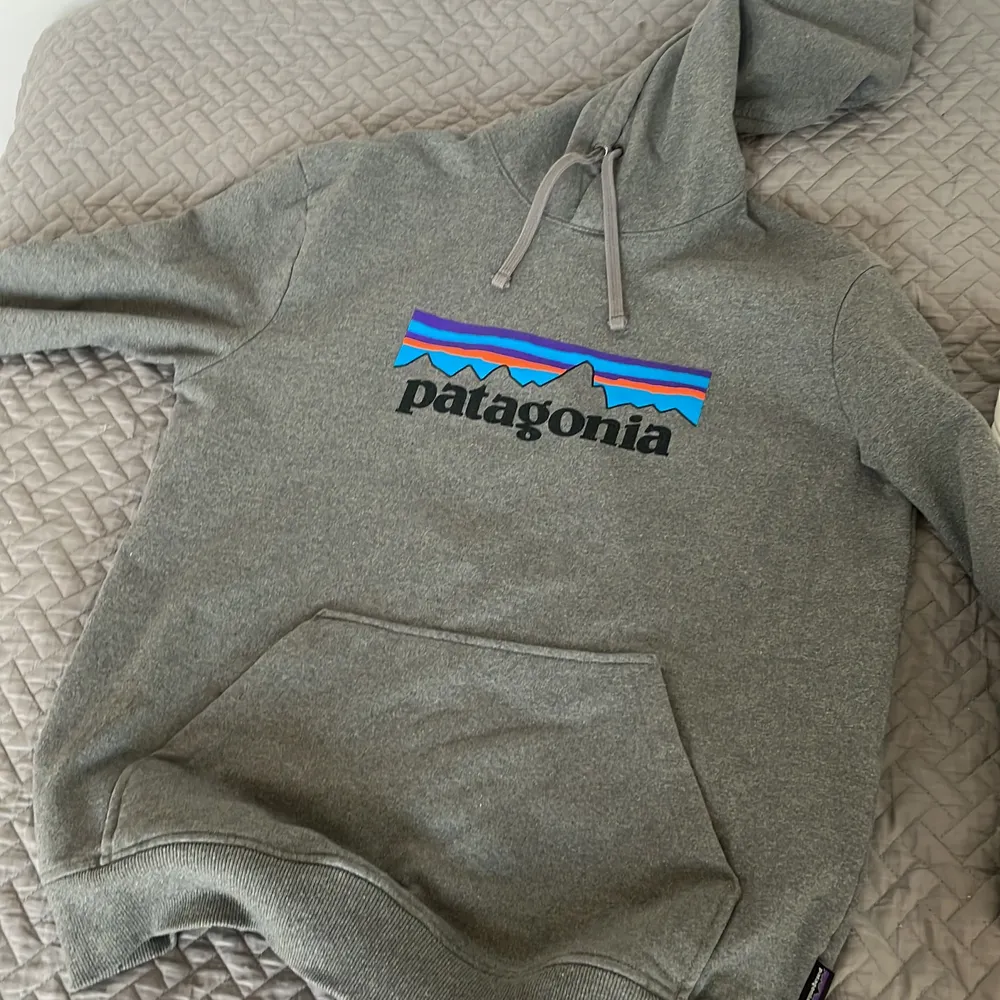 Hej nästan helt ny Patagonia hoodie som är för stor för mig jag vill sälja den för den är för stor för mig och tröjan är typ helt ny också.. Hoodies.