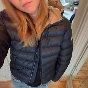 Perfekt höstjacka! - Så snygg höstjacka från Colmar!!💙💙jätteskön att dra på sig. Har används mycket så är i ok skick, därav priset, skriv för mer information och bilder😊nypris runt 3500 kr🥰storlek 44 men italiensk storlek, skulle säga att den passar storlek S😌