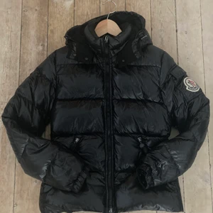 Moncler jacka  - Säljer en jacka från Moncler i storlek 3. Skulle uppskatta till en small-medium. Jackan är använd men har fortfarande mycket kvar att ge. Andra bilden visar ett hål som blivit lagat på armen och tredje visar att änden på ena dragkedjan har tappat en del. 