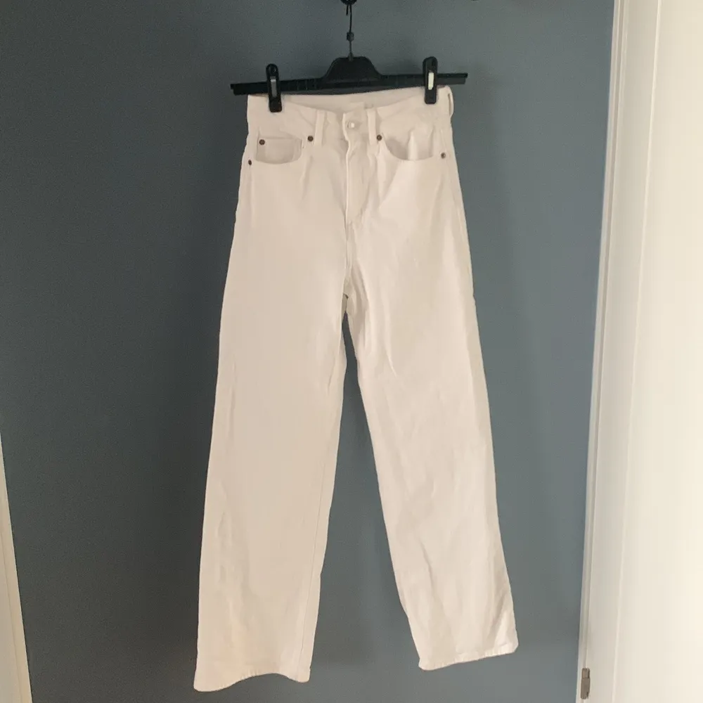 Högmidjade och vida jeans från H&M i storlek 36. Knappt använda.. Jeans & Byxor.