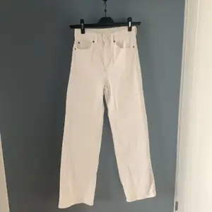 Högmidjade och vida jeans från H&M i storlek 36. Knappt använda.