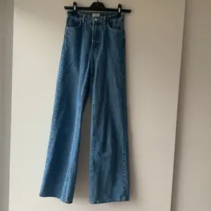 Högmidjade och vida jeans från Lindex i storlek 34. Använda men i bra skick.