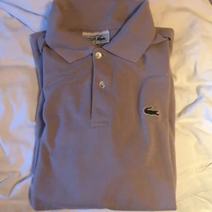 Lacoste tröja piké - Lacoste tröja piké. Använd ett par gånger men ganska bra skick, den är L men funkar för M