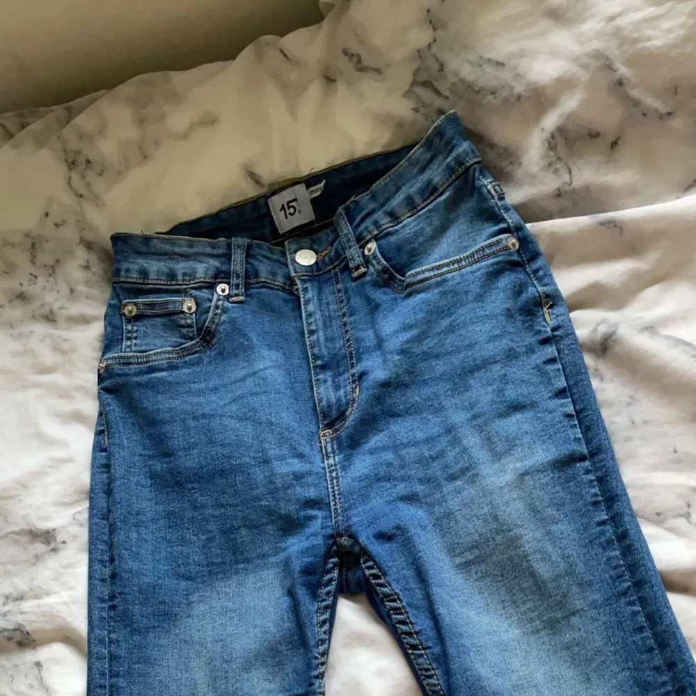Ett par blåa jeans som jag knappt användt . Jeans & Byxor.