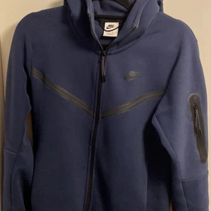 Nike tech fleece  - Obetydligt använd. Fått i gåva. Säljes på grund av fel storlek.