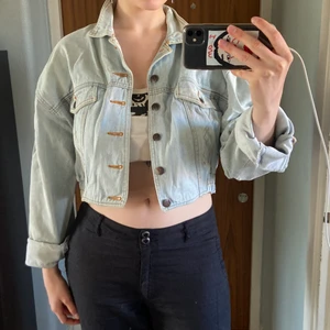Jeansjacka - Skitsnygg croppad vintage jeansjacka med stora armar, 80-tals vibes! Har för många jackor så behöver sälja av några. Står ingen storlek men passar XS, S och säkert en M också. Möts i Stockholm eller skickar mot fraktkostnad <3