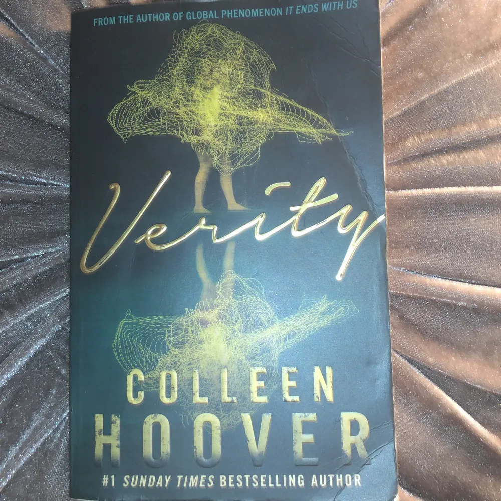 Jag säljer verity av colleen hoover! En av dem bästa böckerna jag läst, rekomenderar verkligen då den är så otroligt bra !! Sida 1-10 har fått vatten på sig och framsidan är lite böjd som man ser på bilden, pris kan diskuteras men köparen står för frakt!☺️. Klänningar.