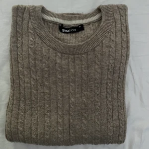 Beige kabelstickad tröja - Beige kabelstickad tröja. Bra skick. Köparen står för frakten. Hör gärna av dig för mer information!🤍