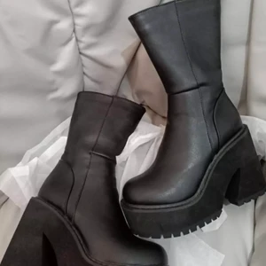 Plåt skor  - Jag vill grååååta har väntat så länge för dessa skor köpt från china, dom är för smala på bredden för mig, jag har breda fötter men jag valde fel stl ändå 🥹😭😭😭 passar en vanlig 39 lr stor 38.  Ska beställa ny nu!! 