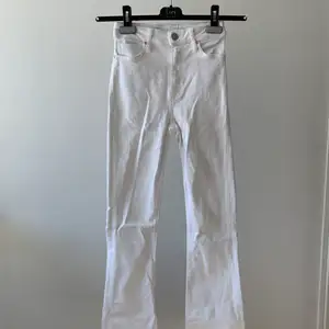 Säljer ett par bootcut jeans från BikBok med slitning längst ned. Knappt använda för längden (jag är 160 cm) och dom är för långa för mig. Storlek (XS) och mid-high waist. Köparen står för frakt.