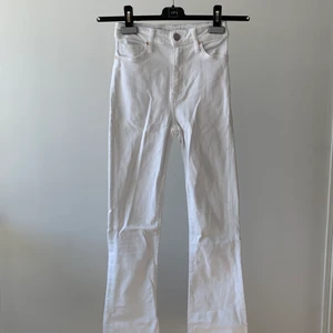 BikBok - Säljer ett par bootcut jeans från BikBok med slitning längst ned. Knappt använda för längden (jag är 160 cm) och dom är för långa för mig. Storlek (XS) och mid-high waist. Köparen står för frakt.