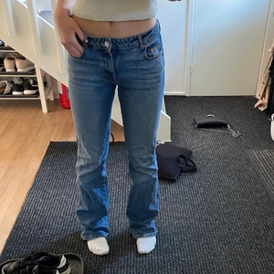 Lågmidjade bootcut jeans - Låga bootcut jeans ifrån en gamal kollektion från Zara, långa i benen🤌🏼
