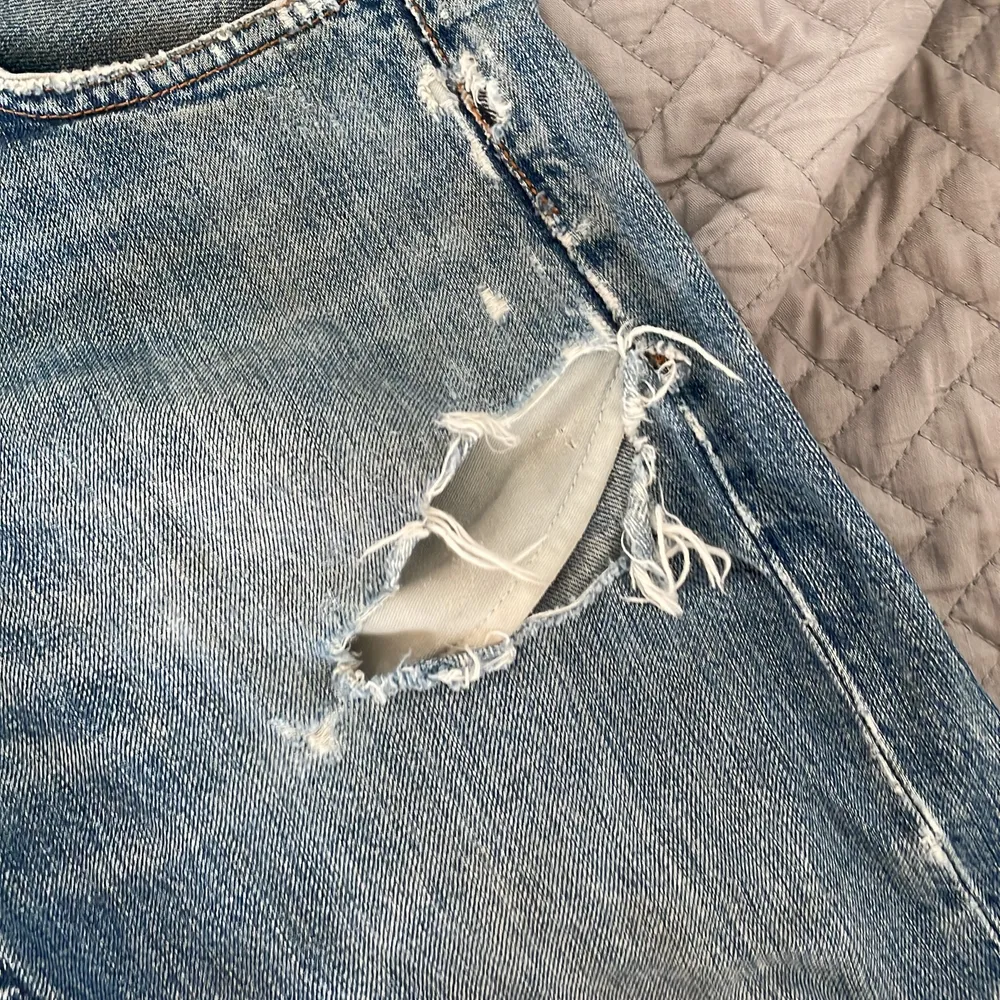 Coola baggy jeans som har ett hål men billigt pris. Skicka dn för fler bilder eller bättre bilder . Jeans & Byxor.