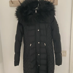 Vinterjacka  - Vinterjacka som har använt en vinter men är som ny! För fler bilder skriv privat💗 (För dyrt? Kom med förslag) 