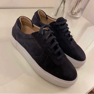 Arigato  - unika Arigato sneakers i fin marinblå färg, strl 38 men passar 39 också! Jättefint skick 💕 750 inkl frakt ❤️