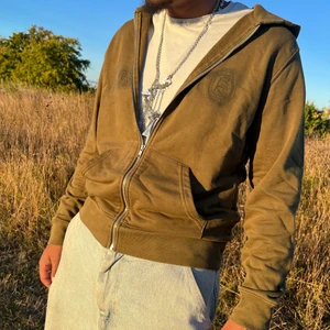 ”Grön” Racerworldwide hoodie med Zip  - Cool ”y2k” hoodie gjort av ett estniskt designerbrand. Fick den i en mysterybox så hoodien finns ej att köpa längre. Mycket bra kvalite på den och inga skador eller fläckar använd ett fåtal gånger.