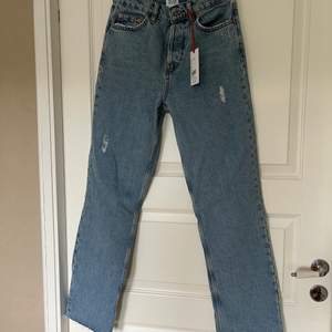 Högmidjade jeans med slitningar från Urban outfitters. Aldrig använda med lappar kvar. Superfina men tyvärr för korta för mig! Kan mötas upp i närheten annars står köparen för frakt🧡