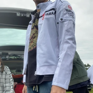 Yamaha racer jacka - Äkta racer jacka i luftigt material. Ny pris 1500 jag säljer för 450. Storlek M men den sitter slim, skulle säga S. Skriv om ni vill ha flera bilder.