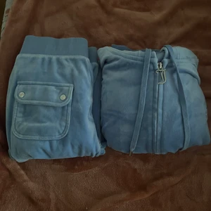 Juicy couture Robia blue XS  - Hej, jag säljer nu mitt juicy set, både koftan, mjukisarna är i XS. Jag har användt dessa 1-3 gånger, innan de säljs till nån kommer de såklart att tvättas, den är inte trasig någonstans.