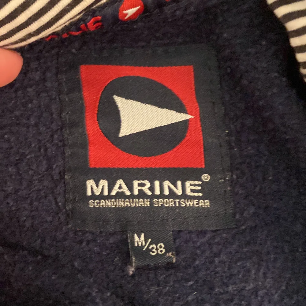 Säljer min gamla favo tröja i storlek 38/M från Marine, säljer pga att jag tyvär inte tycker om den längre och den är lite för stor. Säljer för 350 + frakt, orginal pris cirka 800.. Tröjor & Koftor.