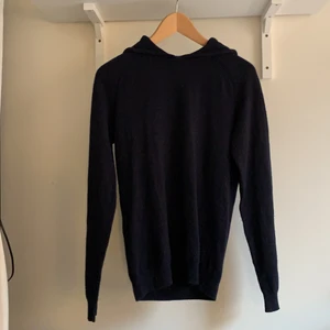 Stickad hoddie - Stickad hoodie, 95% ull och 5% kashmir🥰  Använd enstaka gånger så nästan som ny❤️